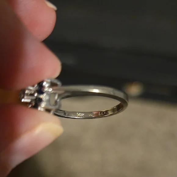 14k White Gold, Blue and White Floral Ring - Picture 5 of 6